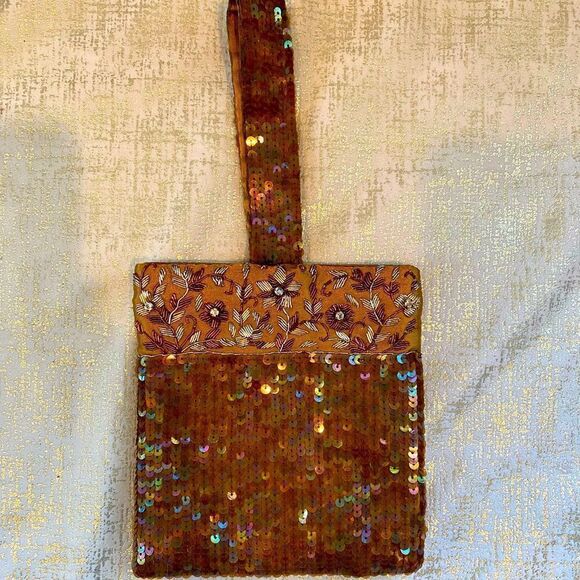 Sparkly gold glass beaded wristlet purse. Snap closure w/inside zipper pocket. - Picture 1 of 4